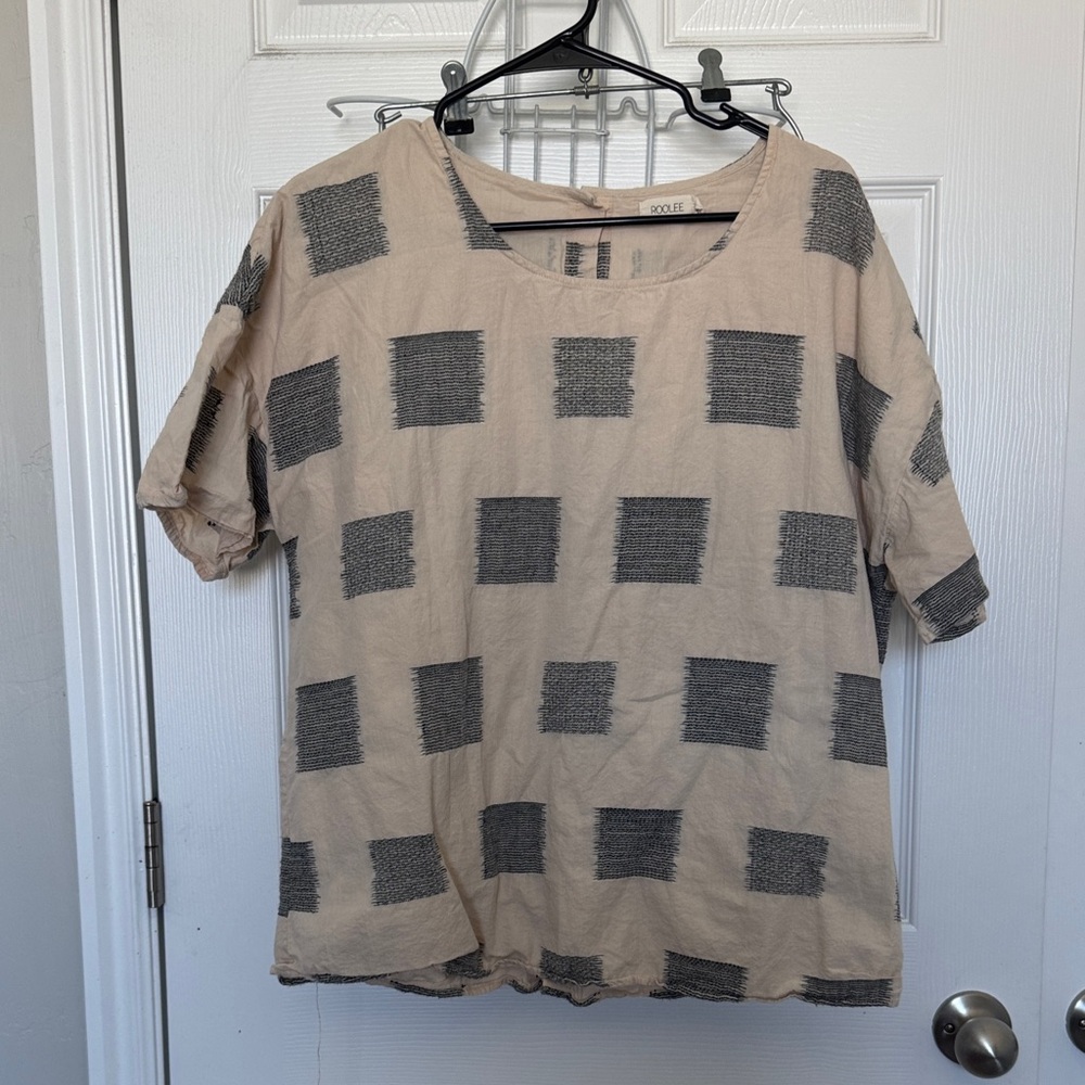 Roolee Beige and Gray Square Pattern Short Sleeve Top